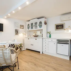 Apartment Charming At House Rustica With Terrace And Nearby Parking, Punat